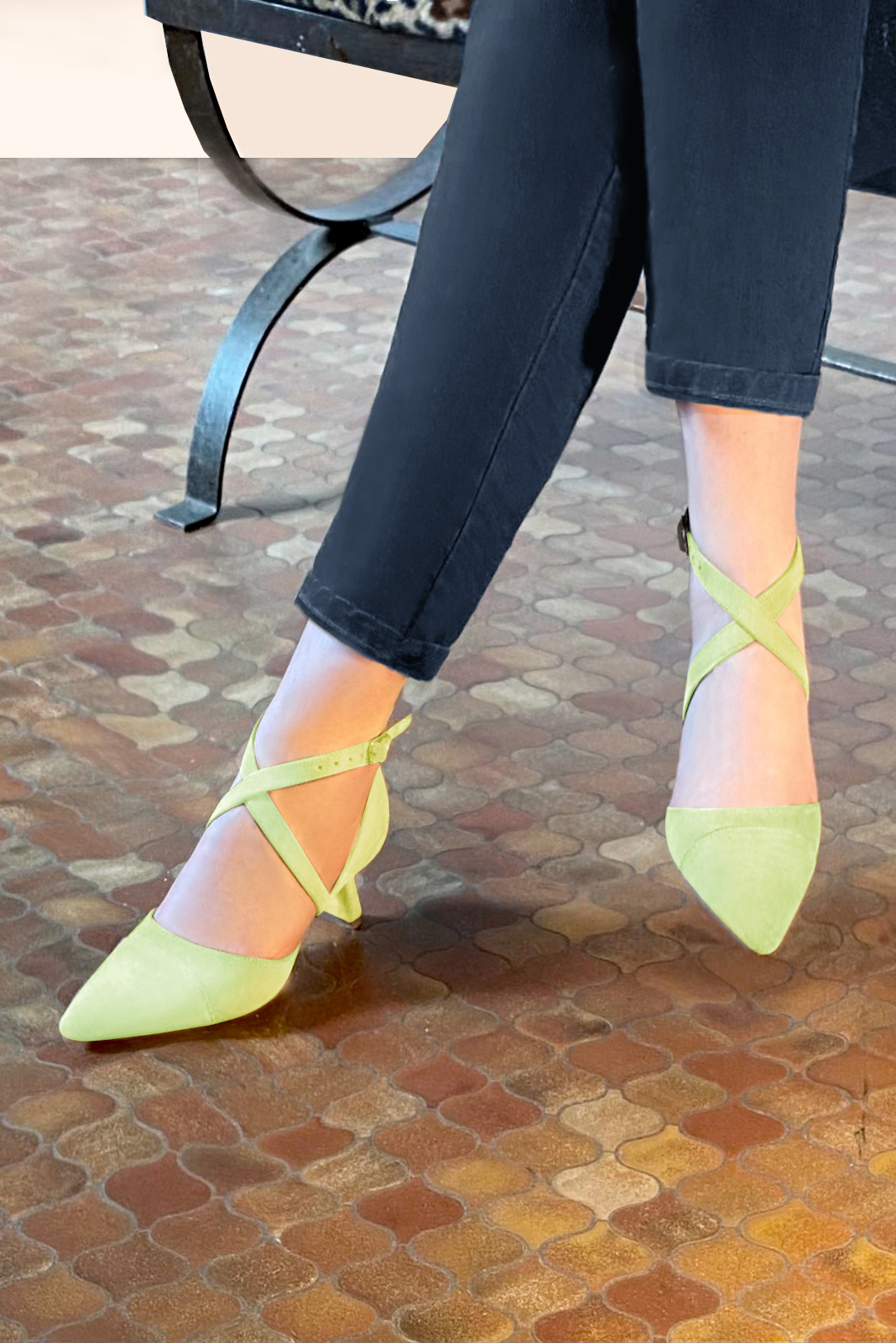 Chaussures habillées, élégantes et raffinées, ouvertes sur les côtés, avec des brides croisées, coloris vert tilleul. Bout effilé. Mi-haut à haut. Talon bobine. Cérémonie, soirée, cocktail, évènementiel. Personnalisation : Choix des cuirs, 
                des couleurs et des talons. Petites et grandes pointures. - Florence KOOIJMAN